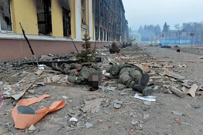 Wladimir Putins toten Soldaten auf dem Boden der Ukraine Bild 04
