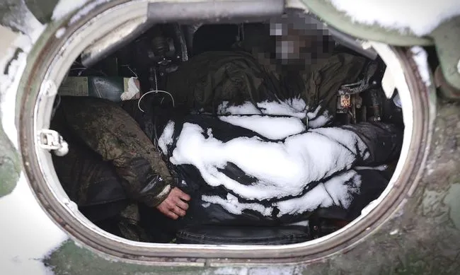 Wladimir Putins toten Soldaten auf dem Boden der Ukraine Bild 05