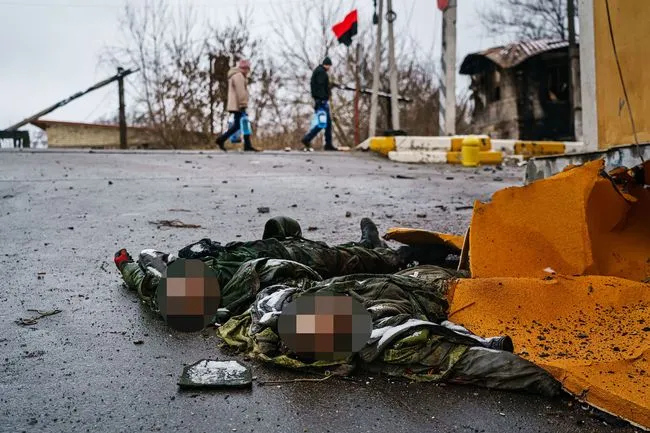 Wladimir Putins toten Soldaten auf dem Boden der Ukraine Bild 07