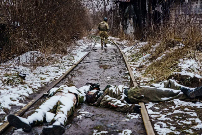 Wladimir Putins toten Soldaten auf dem Boden der Ukraine Bild 08